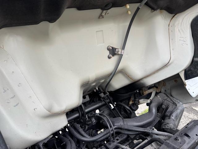 キャンター AT 2トン 全低床平ボディ パワーゲート 荷台板張 パワーゲート新明和 垂直パワーゲート リモコン 全席シートカバー付き 荷台ゴムマット 走行15.000キロ台 5t限定中型免許 車両重量2550kg 車両総重量4715kg 荷寸347×179×38(80枚目)