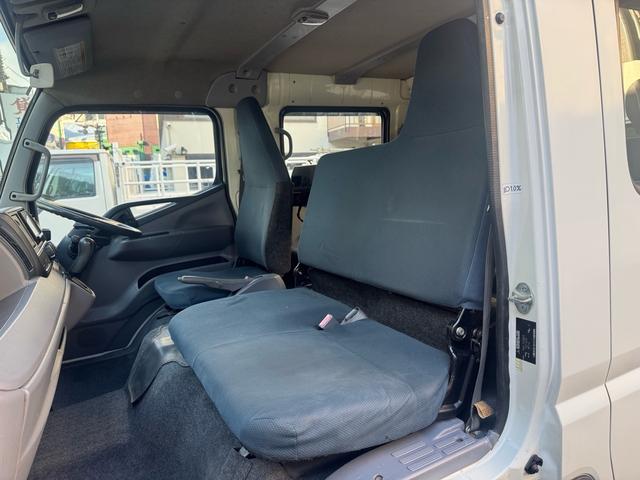 キャンター AT 2トン Wキャブ ワイドロング 荷台板張り 荷台塗装済 ナビ リアヒーター・クーラー ダブルエアコン 両側電格ミラー 乗車定員7人 ETC 8t限定中型免許 車両重量2870kg 車両総重量5255kg 荷寸335×191×38 外寸618×200×226(11枚目)