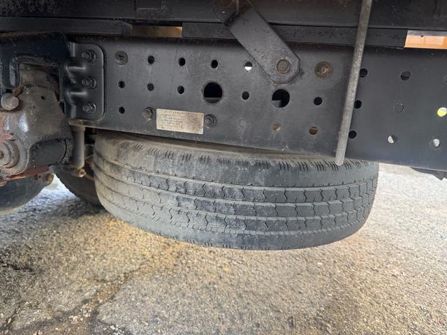 キャンター AT 2トン Wキャブ ワイドロング 荷台板張り 荷台塗装済 ナビ リアヒーター・クーラー ダブルエアコン 両側電格ミラー 乗車定員7人 ETC 8t限定中型免許 車両重量2870kg 車両総重量5255kg 荷寸335×191×38 外寸618×200×226(59枚目)