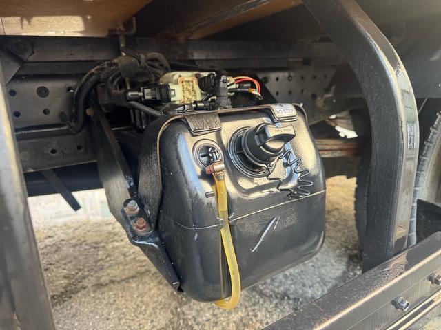 キャンター AT 2トン Wキャブ ワイドロング 荷台板張り 荷台塗装済 ナビ リアヒーター・クーラー ダブルエアコン 両側電格ミラー 乗車定員7人 ETC 8t限定中型免許 車両重量2870kg 車両総重量5255kg 荷寸335×191×38 外寸618×200×226(61枚目)