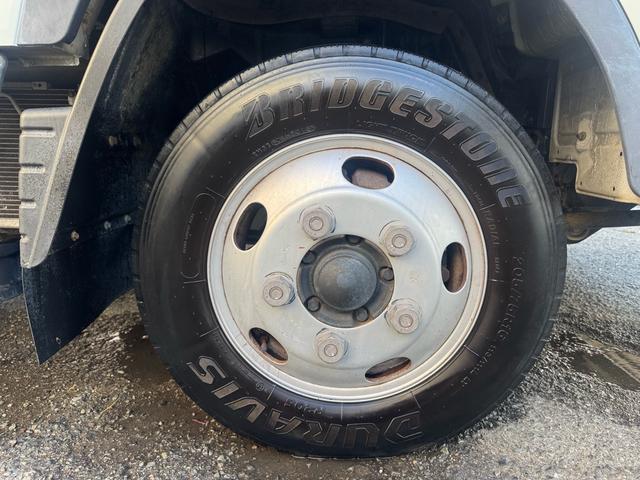 キャンター AT 2トン Wキャブ ワイドロング 荷台板張り 荷台塗装済 ナビ リアヒーター・クーラー ダブルエアコン 両側電格ミラー 乗車定員7人 ETC 8t限定中型免許 車両重量2870kg 車両総重量5255kg 荷寸335×191×38 外寸618×200×226(69枚目)