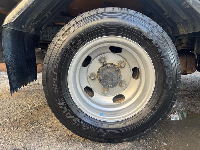 キャンター AT 2トン Wキャブ ワイドロング 荷台板張り 荷台塗装済 ナビ リアヒーター・クーラー ダブルエアコン 両側電格ミラー 乗車定員7人 ETC 8t限定中型免許 車両重量2870kg 車両総重量5255kg 荷寸335×191×38 外寸618×200×226(71枚目)