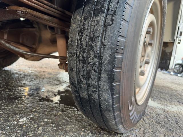 アトラストラック ＡＴ　１．２トン　低床　Ｗキャブ　荷台標準　荷台塗装済　電格格納ミラー　リアシングルタイヤ　ガソリン　乗車定員６人　普通免許対応　ＥＴＣ　車両重量１７３０ｋｇ　車両総重量３２６０ｋｇ　外寸４６８×１６９×１９９　荷寸２０９×１６１×３８（10枚目）