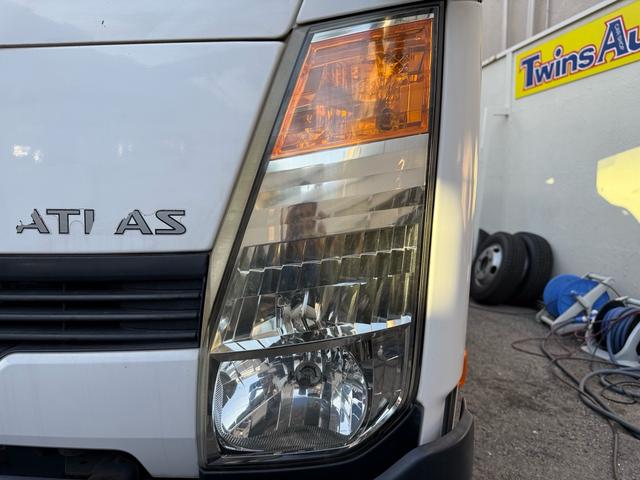 アトラストラック ＡＴ　１．２トン　低床　Ｗキャブ　荷台標準　荷台塗装済　電格格納ミラー　リアシングルタイヤ　ガソリン　乗車定員６人　普通免許対応　ＥＴＣ　車両重量１７３０ｋｇ　車両総重量３２６０ｋｇ　外寸４６８×１６９×１９９　荷寸２０９×１６１×３８（23枚目）