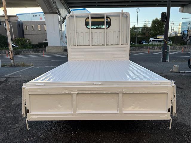 アトラストラック ＡＴ　１．２トン　低床　Ｗキャブ　荷台標準　荷台塗装済　電格格納ミラー　リアシングルタイヤ　ガソリン　乗車定員６人　普通免許対応　ＥＴＣ　車両重量１７３０ｋｇ　車両総重量３２６０ｋｇ　外寸４６８×１６９×１９９　荷寸２０９×１６１×３８（28枚目）