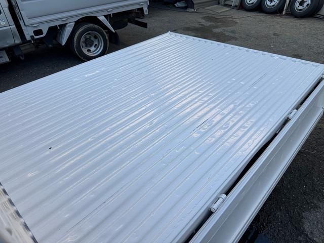 アトラストラック ＡＴ　１．２トン　低床　Ｗキャブ　荷台標準　荷台塗装済　電格格納ミラー　リアシングルタイヤ　ガソリン　乗車定員６人　普通免許対応　ＥＴＣ　車両重量１７３０ｋｇ　車両総重量３２６０ｋｇ　外寸４６８×１６９×１９９　荷寸２０９×１６１×３８（31枚目）