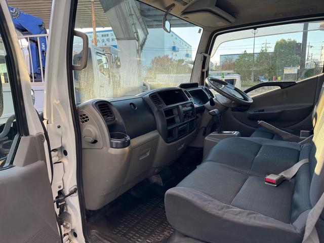 アトラストラック ＡＴ　１．２トン　低床　Ｗキャブ　荷台標準　荷台塗装済　電格格納ミラー　リアシングルタイヤ　ガソリン　乗車定員６人　普通免許対応　ＥＴＣ　車両重量１７３０ｋｇ　車両総重量３２６０ｋｇ　外寸４６８×１６９×１９９　荷寸２０９×１６１×３８（39枚目）