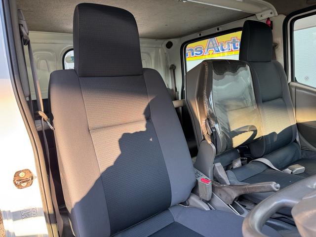 アトラストラック ＡＴ　１．２トン　低床　Ｗキャブ　荷台標準　荷台塗装済　電格格納ミラー　リアシングルタイヤ　ガソリン　乗車定員６人　普通免許対応　ＥＴＣ　車両重量１７３０ｋｇ　車両総重量３２６０ｋｇ　外寸４６８×１６９×１９９　荷寸２０９×１６１×３８（40枚目）