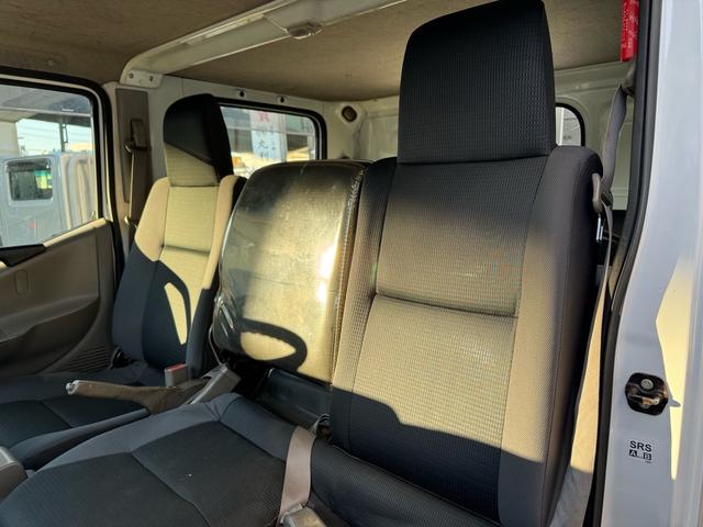 アトラストラック ＡＴ　１．２トン　低床　Ｗキャブ　荷台標準　荷台塗装済　電格格納ミラー　リアシングルタイヤ　ガソリン　乗車定員６人　普通免許対応　ＥＴＣ　車両重量１７３０ｋｇ　車両総重量３２６０ｋｇ　外寸４６８×１６９×１９９　荷寸２０９×１６１×３８（41枚目）