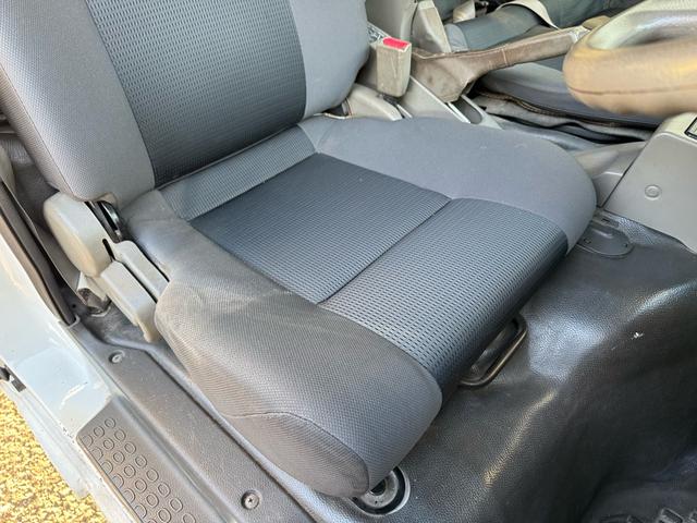 アトラストラック ＡＴ　１．２トン　低床　Ｗキャブ　荷台標準　荷台塗装済　電格格納ミラー　リアシングルタイヤ　ガソリン　乗車定員６人　普通免許対応　ＥＴＣ　車両重量１７３０ｋｇ　車両総重量３２６０ｋｇ　外寸４６８×１６９×１９９　荷寸２０９×１６１×３８（42枚目）