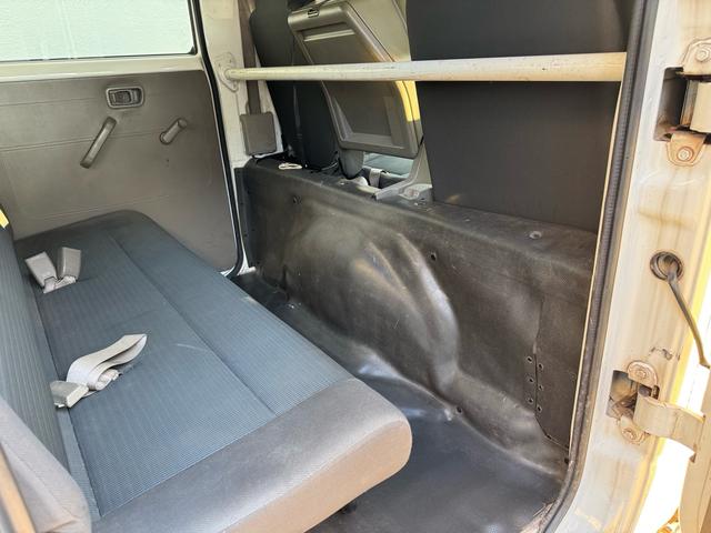 アトラストラック ＡＴ　１．２トン　低床　Ｗキャブ　荷台標準　荷台塗装済　電格格納ミラー　リアシングルタイヤ　ガソリン　乗車定員６人　普通免許対応　ＥＴＣ　車両重量１７３０ｋｇ　車両総重量３２６０ｋｇ　外寸４６８×１６９×１９９　荷寸２０９×１６１×３８（44枚目）