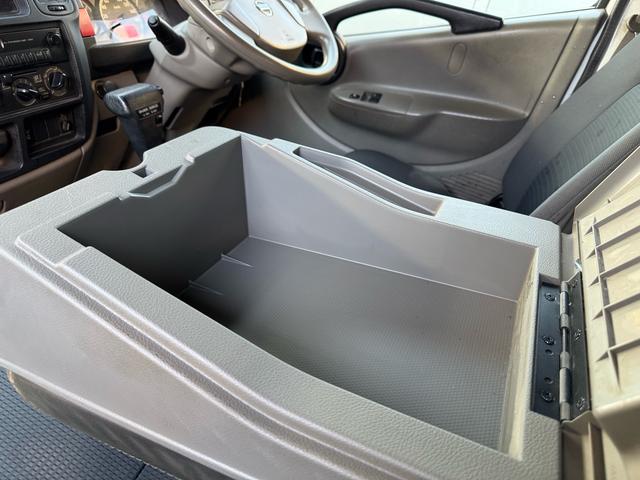 アトラストラック ＡＴ　１．２トン　低床　Ｗキャブ　荷台標準　荷台塗装済　電格格納ミラー　リアシングルタイヤ　ガソリン　乗車定員６人　普通免許対応　ＥＴＣ　車両重量１７３０ｋｇ　車両総重量３２６０ｋｇ　外寸４６８×１６９×１９９　荷寸２０９×１６１×３８（50枚目）