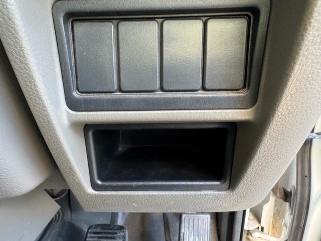 アトラストラック ＡＴ　１．２トン　低床　Ｗキャブ　荷台標準　荷台塗装済　電格格納ミラー　リアシングルタイヤ　ガソリン　乗車定員６人　普通免許対応　ＥＴＣ　車両重量１７３０ｋｇ　車両総重量３２６０ｋｇ　外寸４６８×１６９×１９９　荷寸２０９×１６１×３８（53枚目）