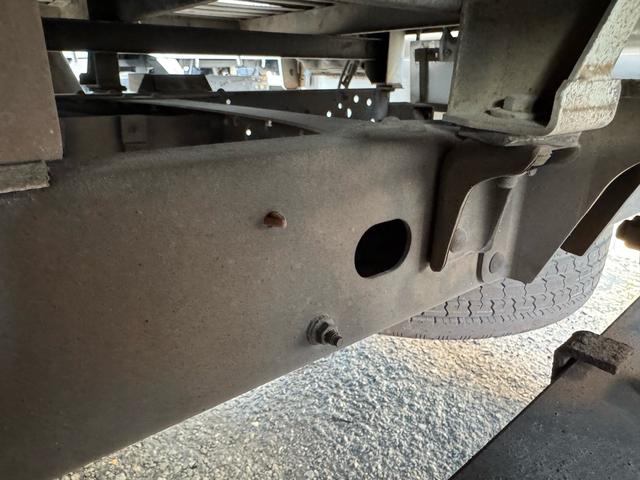 アトラストラック ＡＴ　１．２トン　低床　Ｗキャブ　荷台標準　荷台塗装済　電格格納ミラー　リアシングルタイヤ　ガソリン　乗車定員６人　普通免許対応　ＥＴＣ　車両重量１７３０ｋｇ　車両総重量３２６０ｋｇ　外寸４６８×１６９×１９９　荷寸２０９×１６１×３８（56枚目）