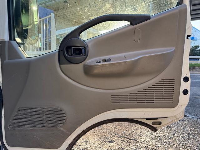アトラストラック ＡＴ　１．２トン　低床　Ｗキャブ　荷台標準　荷台塗装済　電格格納ミラー　リアシングルタイヤ　ガソリン　乗車定員６人　普通免許対応　ＥＴＣ　車両重量１７３０ｋｇ　車両総重量３２６０ｋｇ　外寸４６８×１６９×１９９　荷寸２０９×１６１×３８（61枚目）