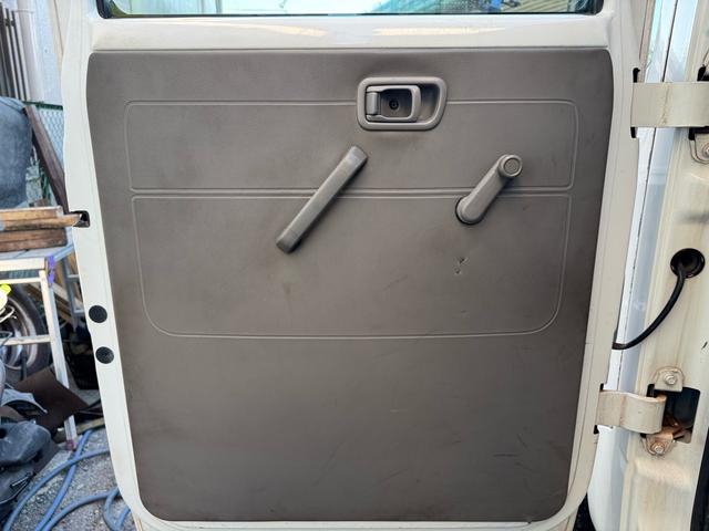 アトラストラック ＡＴ　１．２トン　低床　Ｗキャブ　荷台標準　荷台塗装済　電格格納ミラー　リアシングルタイヤ　ガソリン　乗車定員６人　普通免許対応　ＥＴＣ　車両重量１７３０ｋｇ　車両総重量３２６０ｋｇ　外寸４６８×１６９×１９９　荷寸２０９×１６１×３８（62枚目）