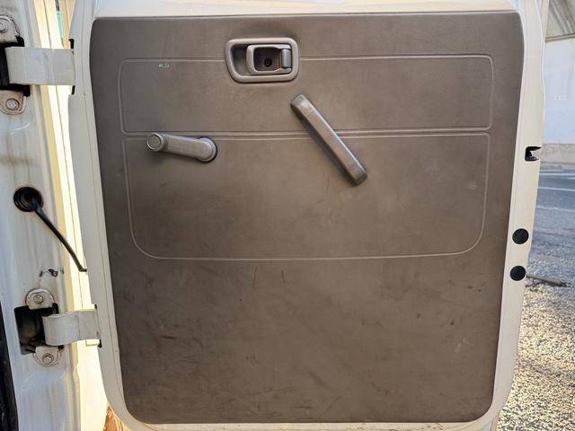 アトラストラック ＡＴ　１．２トン　低床　Ｗキャブ　荷台標準　荷台塗装済　電格格納ミラー　リアシングルタイヤ　ガソリン　乗車定員６人　普通免許対応　ＥＴＣ　車両重量１７３０ｋｇ　車両総重量３２６０ｋｇ　外寸４６８×１６９×１９９　荷寸２０９×１６１×３８（63枚目）