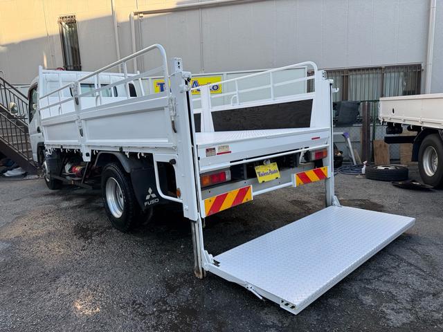 キャンター ＡＴ　４トン　平ボディ　パワーゲート付き　ワイドロング　極東垂直式パワーゲート（Ｖ６０３Ｂ－１ＭＫＴ２）　荷台鉄板張り　２段階式あおり　電格格納ミラー　８ｔ限定中型免許　車両重量３５９０ｋｇ　車両総重量７７５５ｋｇ　荷寸４３３×１９８×２２８（2枚目）