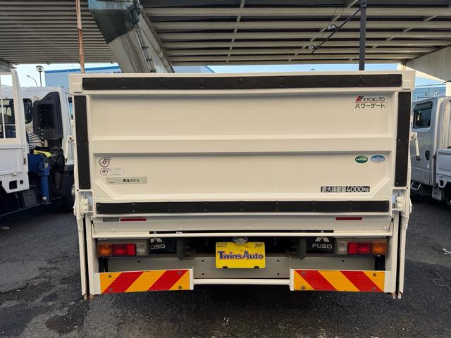 キャンター ＡＴ　４トン　平ボディ　パワーゲート付き　ワイドロング　極東垂直式パワーゲート（Ｖ６０３Ｂ－１ＭＫＴ２）　荷台鉄板張り　２段階式あおり　電格格納ミラー　８ｔ限定中型免許　車両重量３５９０ｋｇ　車両総重量７７５５ｋｇ　荷寸４３３×１９８×２２８（9枚目）