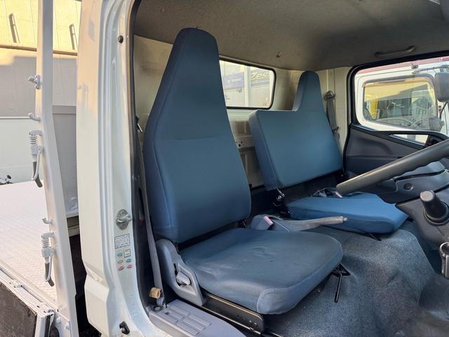 キャンター ＡＴ　４トン　平ボディ　パワーゲート付き　ワイドロング　極東垂直式パワーゲート（Ｖ６０３Ｂ－１ＭＫＴ２）　荷台鉄板張り　２段階式あおり　電格格納ミラー　８ｔ限定中型免許　車両重量３５９０ｋｇ　車両総重量７７５５ｋｇ　荷寸４３３×１９８×２２８（12枚目）