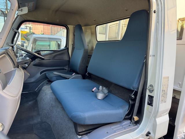 キャンター ＡＴ　４トン　平ボディ　パワーゲート付き　ワイドロング　極東垂直式パワーゲート（Ｖ６０３Ｂ－１ＭＫＴ２）　荷台鉄板張り　２段階式あおり　電格格納ミラー　８ｔ限定中型免許　車両重量３５９０ｋｇ　車両総重量７７５５ｋｇ　荷寸４３３×１９８×２２８（13枚目）