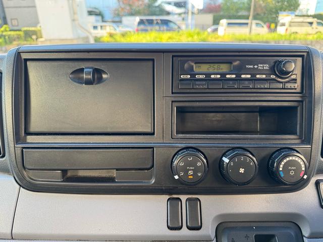 キャンター ＡＴ　４トン　平ボディ　パワーゲート付き　ワイドロング　極東垂直式パワーゲート（Ｖ６０３Ｂ－１ＭＫＴ２）　荷台鉄板張り　２段階式あおり　電格格納ミラー　８ｔ限定中型免許　車両重量３５９０ｋｇ　車両総重量７７５５ｋｇ　荷寸４３３×１９８×２２８（15枚目）