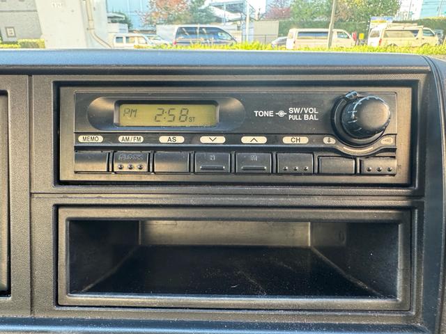 キャンター ＡＴ　４トン　平ボディ　パワーゲート付き　ワイドロング　極東垂直式パワーゲート（Ｖ６０３Ｂ－１ＭＫＴ２）　荷台鉄板張り　２段階式あおり　電格格納ミラー　８ｔ限定中型免許　車両重量３５９０ｋｇ　車両総重量７７５５ｋｇ　荷寸４３３×１９８×２２８（16枚目）