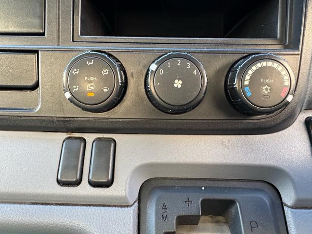 キャンター ＡＴ　４トン　平ボディ　パワーゲート付き　ワイドロング　極東垂直式パワーゲート（Ｖ６０３Ｂ－１ＭＫＴ２）　荷台鉄板張り　２段階式あおり　電格格納ミラー　８ｔ限定中型免許　車両重量３５９０ｋｇ　車両総重量７７５５ｋｇ　荷寸４３３×１９８×２２８（17枚目）