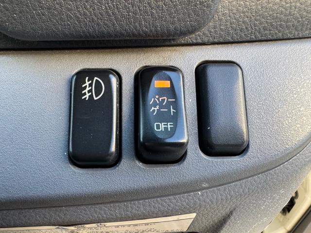 キャンター ＡＴ　４トン　平ボディ　パワーゲート付き　ワイドロング　極東垂直式パワーゲート（Ｖ６０３Ｂ－１ＭＫＴ２）　荷台鉄板張り　２段階式あおり　電格格納ミラー　８ｔ限定中型免許　車両重量３５９０ｋｇ　車両総重量７７５５ｋｇ　荷寸４３３×１９８×２２８（18枚目）
