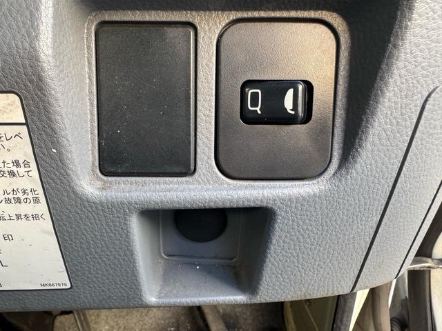 キャンター ＡＴ　４トン　平ボディ　パワーゲート付き　ワイドロング　極東垂直式パワーゲート（Ｖ６０３Ｂ－１ＭＫＴ２）　荷台鉄板張り　２段階式あおり　電格格納ミラー　８ｔ限定中型免許　車両重量３５９０ｋｇ　車両総重量７７５５ｋｇ　荷寸４３３×１９８×２２８（19枚目）