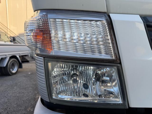 キャンター ＡＴ　４トン　平ボディ　パワーゲート付き　ワイドロング　極東垂直式パワーゲート（Ｖ６０３Ｂ－１ＭＫＴ２）　荷台鉄板張り　２段階式あおり　電格格納ミラー　８ｔ限定中型免許　車両重量３５９０ｋｇ　車両総重量７７５５ｋｇ　荷寸４３３×１９８×２２８（22枚目）