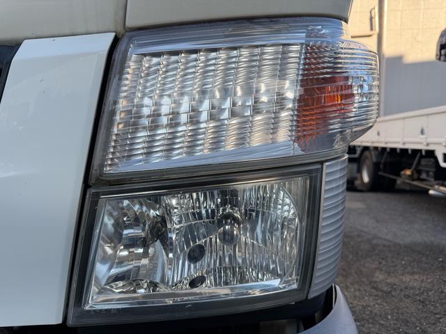 キャンター ＡＴ　４トン　平ボディ　パワーゲート付き　ワイドロング　極東垂直式パワーゲート（Ｖ６０３Ｂ－１ＭＫＴ２）　荷台鉄板張り　２段階式あおり　電格格納ミラー　８ｔ限定中型免許　車両重量３５９０ｋｇ　車両総重量７７５５ｋｇ　荷寸４３３×１９８×２２８（23枚目）