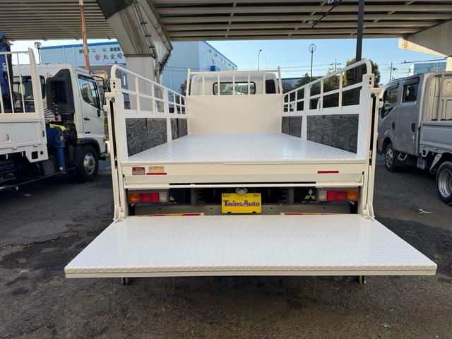 キャンター ＡＴ　４トン　平ボディ　パワーゲート付き　ワイドロング　極東垂直式パワーゲート（Ｖ６０３Ｂ－１ＭＫＴ２）　荷台鉄板張り　２段階式あおり　電格格納ミラー　８ｔ限定中型免許　車両重量３５９０ｋｇ　車両総重量７７５５ｋｇ　荷寸４３３×１９８×２２８（24枚目）
