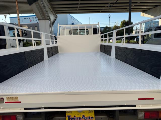 キャンター ＡＴ　４トン　平ボディ　パワーゲート付き　ワイドロング　極東垂直式パワーゲート（Ｖ６０３Ｂ－１ＭＫＴ２）　荷台鉄板張り　２段階式あおり　電格格納ミラー　８ｔ限定中型免許　車両重量３５９０ｋｇ　車両総重量７７５５ｋｇ　荷寸４３３×１９８×２２８（25枚目）