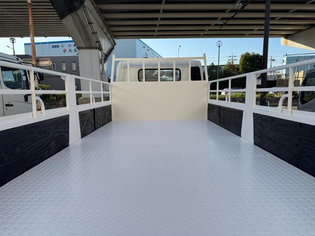 キャンター ＡＴ　４トン　平ボディ　パワーゲート付き　ワイドロング　極東垂直式パワーゲート（Ｖ６０３Ｂ－１ＭＫＴ２）　荷台鉄板張り　２段階式あおり　電格格納ミラー　８ｔ限定中型免許　車両重量３５９０ｋｇ　車両総重量７７５５ｋｇ　荷寸４３３×１９８×２２８（26枚目）