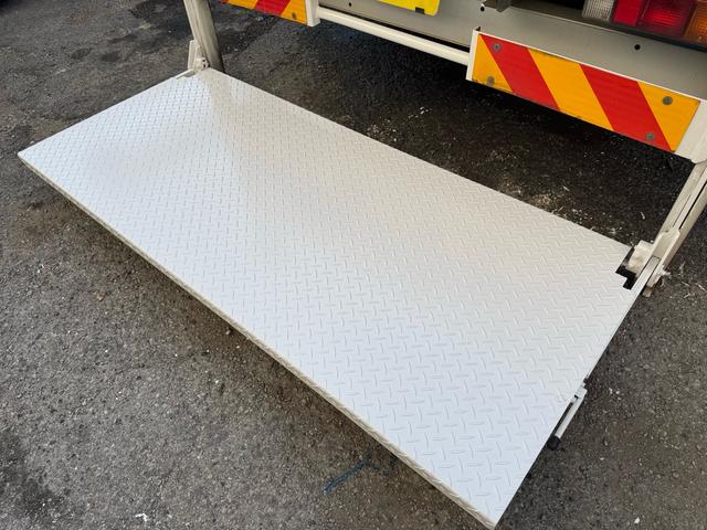 キャンター ＡＴ　４トン　平ボディ　パワーゲート付き　ワイドロング　極東垂直式パワーゲート（Ｖ６０３Ｂ－１ＭＫＴ２）　荷台鉄板張り　２段階式あおり　電格格納ミラー　８ｔ限定中型免許　車両重量３５９０ｋｇ　車両総重量７７５５ｋｇ　荷寸４３３×１９８×２２８（27枚目）