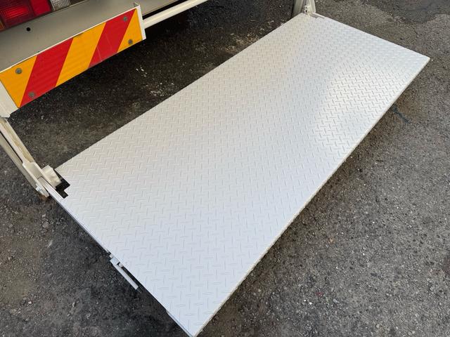 キャンター ＡＴ　４トン　平ボディ　パワーゲート付き　ワイドロング　極東垂直式パワーゲート（Ｖ６０３Ｂ－１ＭＫＴ２）　荷台鉄板張り　２段階式あおり　電格格納ミラー　８ｔ限定中型免許　車両重量３５９０ｋｇ　車両総重量７７５５ｋｇ　荷寸４３３×１９８×２２８（28枚目）