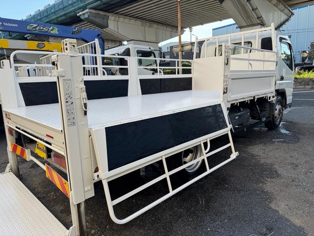 キャンター ＡＴ　４トン　平ボディ　パワーゲート付き　ワイドロング　極東垂直式パワーゲート（Ｖ６０３Ｂ－１ＭＫＴ２）　荷台鉄板張り　２段階式あおり　電格格納ミラー　８ｔ限定中型免許　車両重量３５９０ｋｇ　車両総重量７７５５ｋｇ　荷寸４３３×１９８×２２８（29枚目）