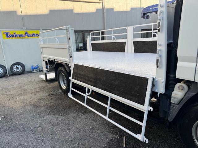 キャンター ＡＴ　４トン　平ボディ　パワーゲート付き　ワイドロング　極東垂直式パワーゲート（Ｖ６０３Ｂ－１ＭＫＴ２）　荷台鉄板張り　２段階式あおり　電格格納ミラー　８ｔ限定中型免許　車両重量３５９０ｋｇ　車両総重量７７５５ｋｇ　荷寸４３３×１９８×２２８（30枚目）