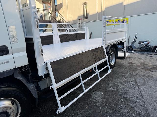 キャンター ＡＴ　４トン　平ボディ　パワーゲート付き　ワイドロング　極東垂直式パワーゲート（Ｖ６０３Ｂ－１ＭＫＴ２）　荷台鉄板張り　２段階式あおり　電格格納ミラー　８ｔ限定中型免許　車両重量３５９０ｋｇ　車両総重量７７５５ｋｇ　荷寸４３３×１９８×２２８（32枚目）