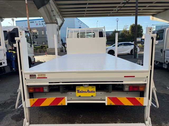 キャンター ＡＴ　４トン　平ボディ　パワーゲート付き　ワイドロング　極東垂直式パワーゲート（Ｖ６０３Ｂ－１ＭＫＴ２）　荷台鉄板張り　２段階式あおり　電格格納ミラー　８ｔ限定中型免許　車両重量３５９０ｋｇ　車両総重量７７５５ｋｇ　荷寸４３３×１９８×２２８（35枚目）