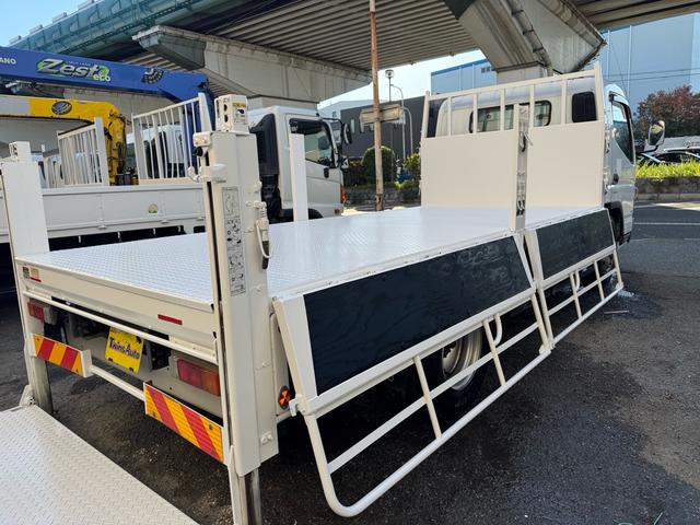 キャンター ＡＴ　４トン　平ボディ　パワーゲート付き　ワイドロング　極東垂直式パワーゲート（Ｖ６０３Ｂ－１ＭＫＴ２）　荷台鉄板張り　２段階式あおり　電格格納ミラー　８ｔ限定中型免許　車両重量３５９０ｋｇ　車両総重量７７５５ｋｇ　荷寸４３３×１９８×２２８（36枚目）