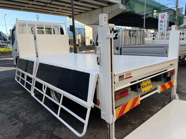 キャンター ＡＴ　４トン　平ボディ　パワーゲート付き　ワイドロング　極東垂直式パワーゲート（Ｖ６０３Ｂ－１ＭＫＴ２）　荷台鉄板張り　２段階式あおり　電格格納ミラー　８ｔ限定中型免許　車両重量３５９０ｋｇ　車両総重量７７５５ｋｇ　荷寸４３３×１９８×２２８（37枚目）