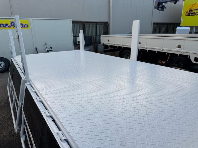 キャンター ＡＴ　４トン　平ボディ　パワーゲート付き　ワイドロング　極東垂直式パワーゲート（Ｖ６０３Ｂ－１ＭＫＴ２）　荷台鉄板張り　２段階式あおり　電格格納ミラー　８ｔ限定中型免許　車両重量３５９０ｋｇ　車両総重量７７５５ｋｇ　荷寸４３３×１９８×２２８（39枚目）