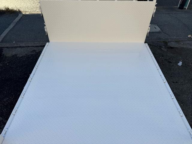 キャンター ＡＴ　４トン　平ボディ　パワーゲート付き　ワイドロング　極東垂直式パワーゲート（Ｖ６０３Ｂ－１ＭＫＴ２）　荷台鉄板張り　２段階式あおり　電格格納ミラー　８ｔ限定中型免許　車両重量３５９０ｋｇ　車両総重量７７５５ｋｇ　荷寸４３３×１９８×２２８（40枚目）