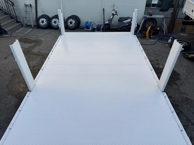 キャンター ＡＴ　４トン　平ボディ　パワーゲート付き　ワイドロング　極東垂直式パワーゲート（Ｖ６０３Ｂ－１ＭＫＴ２）　荷台鉄板張り　２段階式あおり　電格格納ミラー　８ｔ限定中型免許　車両重量３５９０ｋｇ　車両総重量７７５５ｋｇ　荷寸４３３×１９８×２２８（41枚目）