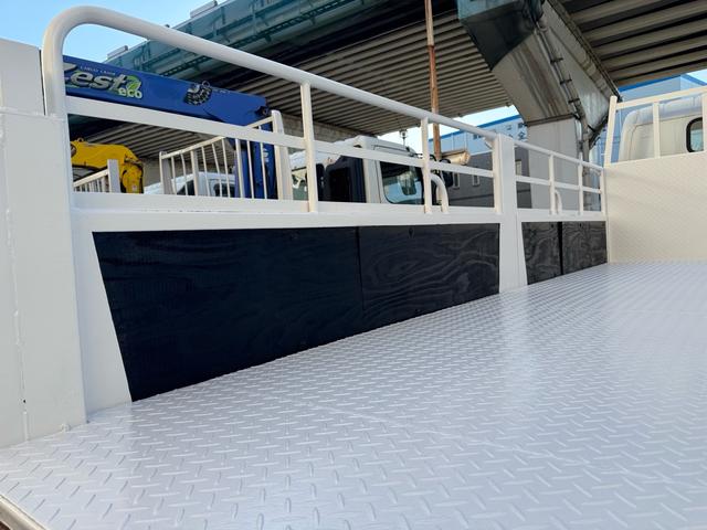 キャンター ＡＴ　４トン　平ボディ　パワーゲート付き　ワイドロング　極東垂直式パワーゲート（Ｖ６０３Ｂ－１ＭＫＴ２）　荷台鉄板張り　２段階式あおり　電格格納ミラー　８ｔ限定中型免許　車両重量３５９０ｋｇ　車両総重量７７５５ｋｇ　荷寸４３３×１９８×２２８（42枚目）