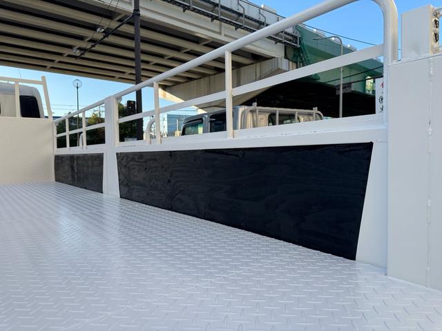 キャンター ＡＴ　４トン　平ボディ　パワーゲート付き　ワイドロング　極東垂直式パワーゲート（Ｖ６０３Ｂ－１ＭＫＴ２）　荷台鉄板張り　２段階式あおり　電格格納ミラー　８ｔ限定中型免許　車両重量３５９０ｋｇ　車両総重量７７５５ｋｇ　荷寸４３３×１９８×２２８（43枚目）