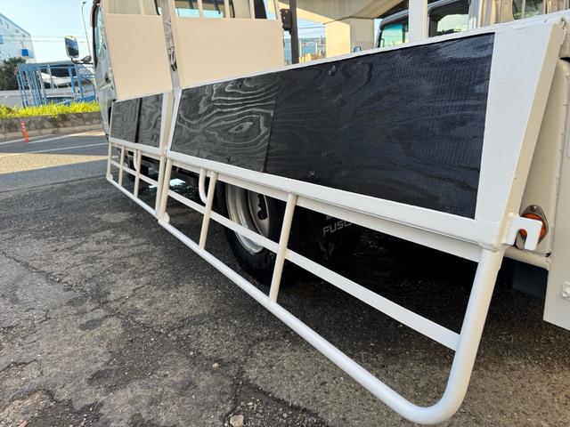 キャンター ＡＴ　４トン　平ボディ　パワーゲート付き　ワイドロング　極東垂直式パワーゲート（Ｖ６０３Ｂ－１ＭＫＴ２）　荷台鉄板張り　２段階式あおり　電格格納ミラー　８ｔ限定中型免許　車両重量３５９０ｋｇ　車両総重量７７５５ｋｇ　荷寸４３３×１９８×２２８（44枚目）