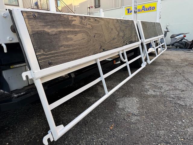 キャンター ＡＴ　４トン　平ボディ　パワーゲート付き　ワイドロング　極東垂直式パワーゲート（Ｖ６０３Ｂ－１ＭＫＴ２）　荷台鉄板張り　２段階式あおり　電格格納ミラー　８ｔ限定中型免許　車両重量３５９０ｋｇ　車両総重量７７５５ｋｇ　荷寸４３３×１９８×２２８（47枚目）